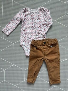 Carter's|Baby girl boho set,White ditsy floral Bodysuit & khaki tan jeans•••12M